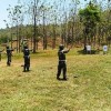 Anggota TNI Kodim 0615 Kuningan saat latihan menembak.